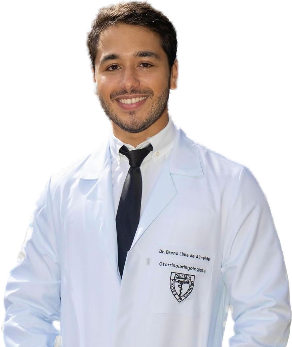 Dr. Breno Lima de Almeida, otorrinolaringologista, de jaleco branco